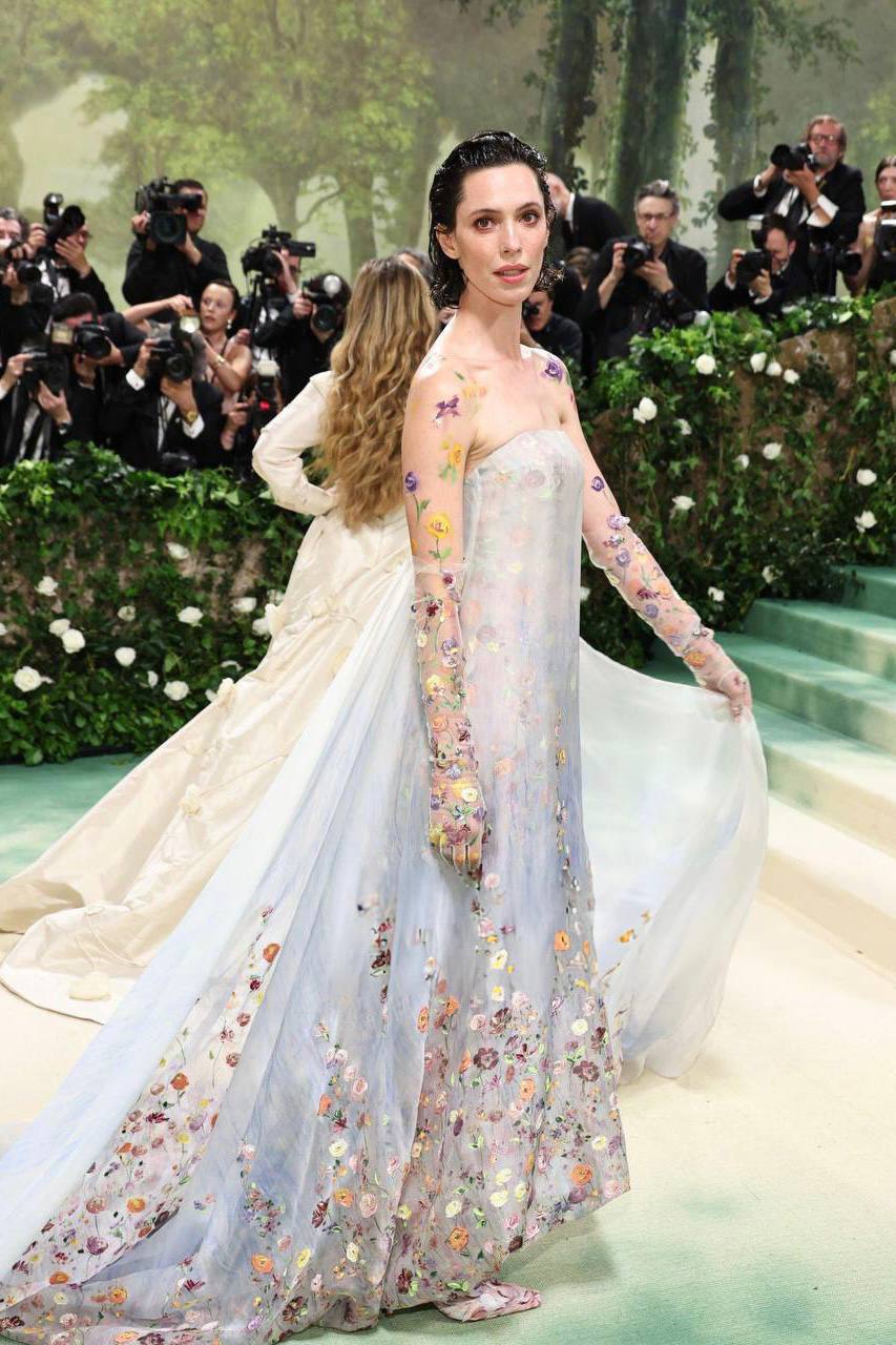 Сегодня рассматриваем Met Gala. Раз тема сада, то и цветов было много😁🌸