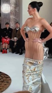 Просто смотрим на моду высшего эшелона❤️ Шоу дома Schiaparelli на открытии неде…